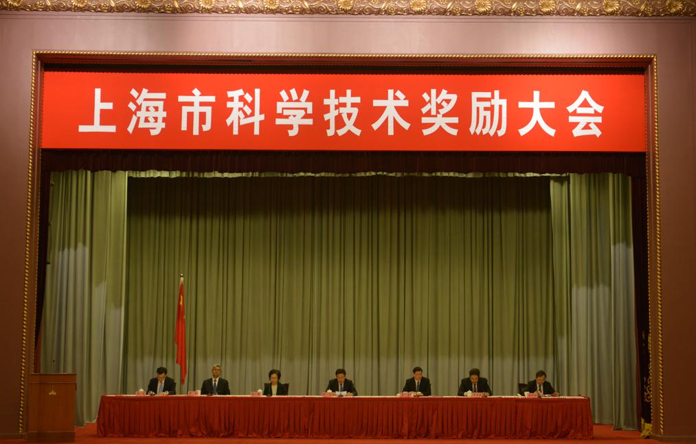 2018年度為上?？萍紕?chuàng)新事業(yè)發(fā)展作出突出貢獻(xiàn)的科技工作者和組織大會(huì)
